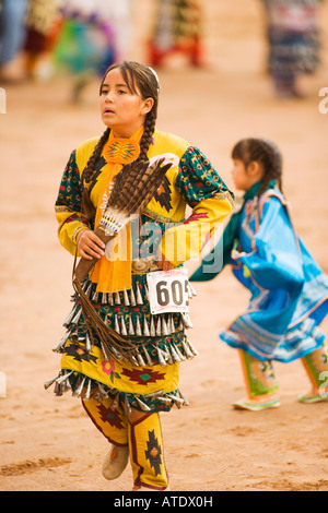 Les jeunes enfants danse dans le powwow indien Inter Tribal Gallup Gallup de cérémonie Nouveau Mexique Banque D'Images