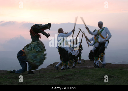 Chapelle en le Frith Morris Men l'exécution de l'aube du premier mai rituel dans le Derbyshire Banque D'Images