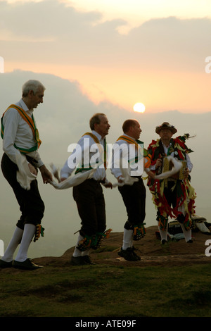 Chapelle en le Frith Morris Men dancing le jour Mai rituel dawn Banque D'Images