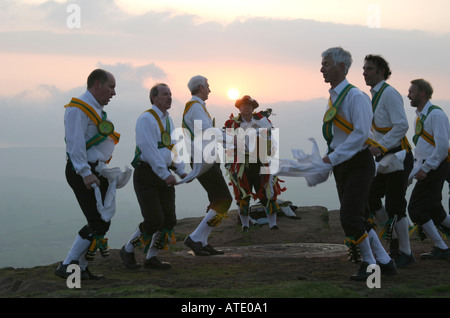 Chapelle en le Frith Morris Men l'exécution de l'aube du premier mai rituel dans le Derbyshire Banque D'Images