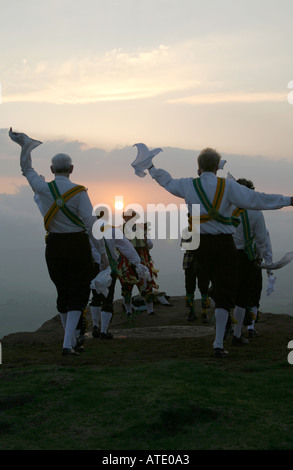 Chapelle en le Frith Morris Men l'exécution de l'aube du premier mai rituel dans le Derbyshire Banque D'Images