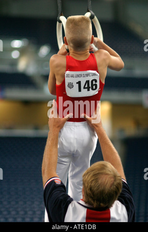 Au cours de la compétition de gymnastique aux Jeux Olympiques Junior l'AUA à Detroit Banque D'Images