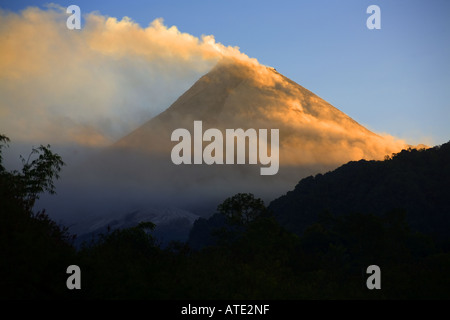 Mt. Merapi, Java, Indonésie dégagement de fumée et de cendres Banque D'Images