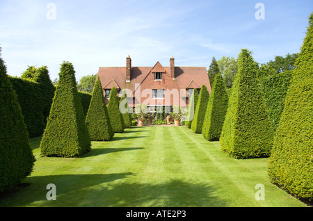 Topiaire des ifs taillés en jardin d 'Arts et Métiers' Country House Banque D'Images