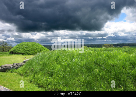 Tombes satellites autour de la grande motte à Knowth en Irlande Banque D'Images