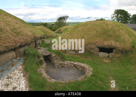 La grande motte et chaînes tombes de Knowth en Irlande Banque D'Images