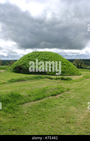 Un satellite tombe à côté de la grande motte à Knowth en Irlande Banque D'Images