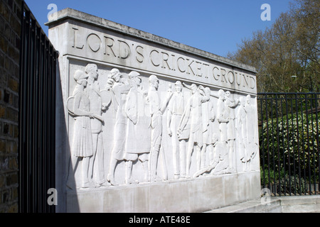 La sculpture sur pierre de sportifs et de sportives à Lords Cricket Ground à Londres Banque D'Images