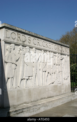 La sculpture sur pierre de sportifs et de sportives à Lords Cricket Ground à Londres Banque D'Images