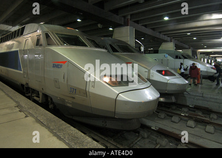 Gare de Paris Gare Montparnasse Gare et terminal français avec locomotives TGV à grande vitesse à côté des quais en France Banque D'Images