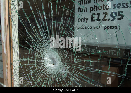 Gros plan vitrine brisée et fracturée par des vandales, mais ne tombant pas dans une scène de rue à Londres Angleterre Royaume-Uni Banque D'Images