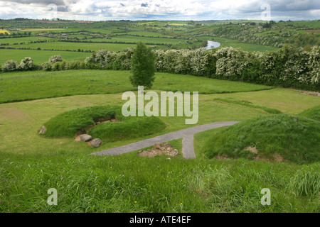 Tombes satellites autour de la grande motte à Knowth en Irlande Banque D'Images