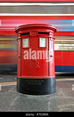 Post box rouge, Canary Wharf, London, Royaume-Uni Banque D'Images