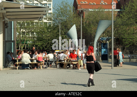 Près de Bristol Peros pont pied et la zone du bassin versant personnes at outdoor tables de bar dans le soleil d'été Banque D'Images