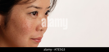 Jeune femme asiatique face à l'énigmatique regard regarder enigma rousseur Banque D'Images