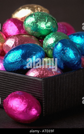 Les œufs en chocolat recouvert d'aluminium dans une boîte Banque D'Images