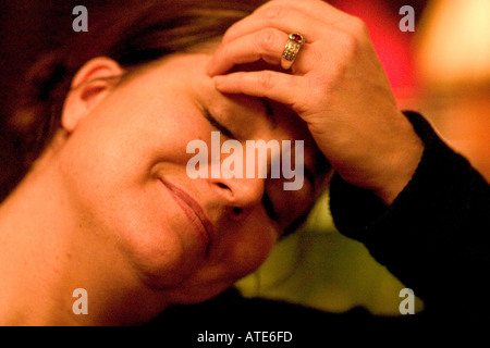 Femme de 35 ans profitant de l'instant. St Paul Minnesota MN USA Banque D'Images