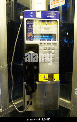 Une cabine téléphonique publique de Bell Canada, Montréal, Canada Banque D'Images