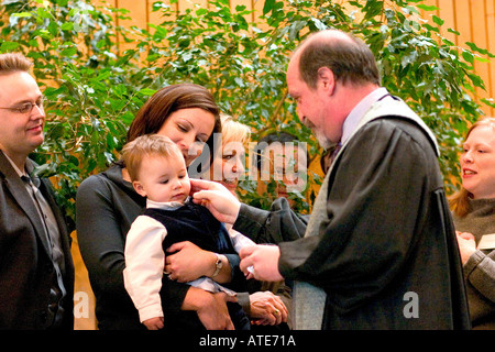 Ministre de cérémonie de baptême des enfants dans le sanctuaire de l'unité de l'Église unitaire. St Paul Minnesota MN USA Banque D'Images