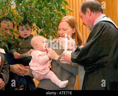 Le pasteur d'effectuer le baptême baptême des enfants dans le sanctuaire de l'unité de l'Église unitaire. St Paul Minnesota MN USA Banque D'Images