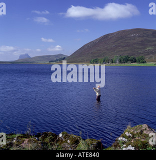 Pêcheur solitaire Pêche à la truite dans l'Ecosse Sutherland GFIM 1020-14 Banque D'Images