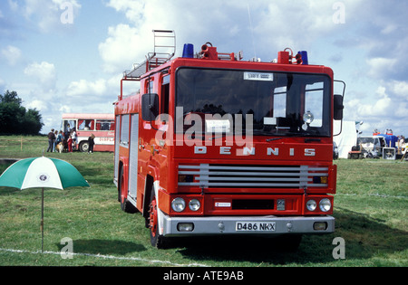 Incendie à un véhicule vintage rally ce véhicule est apparu dans l'ITV London Burning Banque D'Images