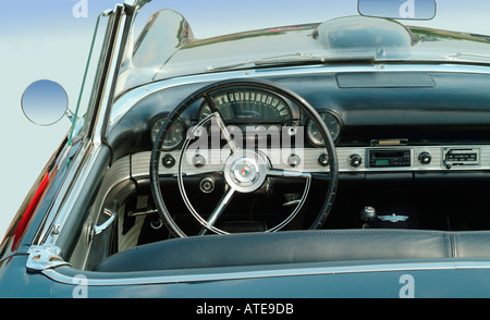 L'intérieur d'une voiture décapotable américaine montrant le tableau de bord et volant Banque D'Images