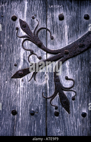 Charnière de la ferronnerie décorative sur une porte de l'église Banque D'Images