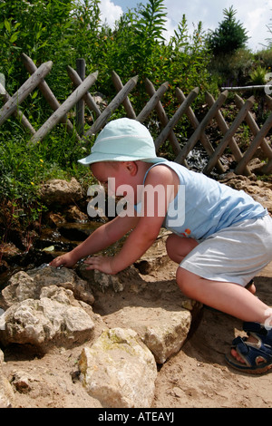 Parc à thème dinosaure, kid jouer avec l'eau Banque D'Images