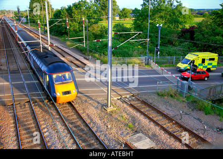 Classe 43 gner passe un appel d'urgence en ambulance a tenu jusqu'à un passage à niveau la Grande-Bretagne Angleterre Lincolnshire Tallington Banque D'Images