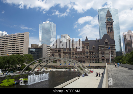 Le Nathan Phillips Square et de l'Ancien hôtel de ville, Toronto, Canada Banque D'Images