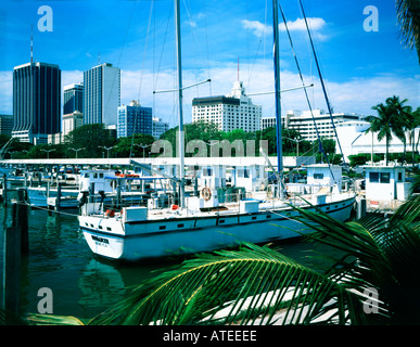Petit bateau de plaisance de Miami en Floride, montrant la ville en arrière-plan Banque D'Images