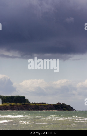 Ciel d'orage au-dessus de la péninsule de Wustrow sur la mer Baltique au sud de Rerik Allemagne Banque D'Images
