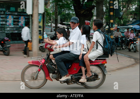 Père avec les enfants sur la moto en Asie Cambodge Phnom Penh Banque D'Images