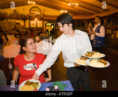 Un serveur sert un guest dans une csarda (taverne) traditionnel hongrois à Budapest / Hongrie Banque D'Images