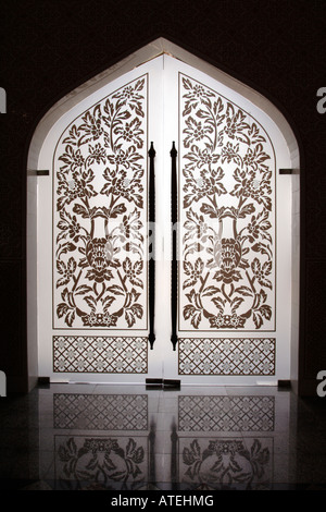 Porte en verre de mosquée de cristal à l'île de Man Wan à Kuala Terengganu, Malaisie. Banque D'Images