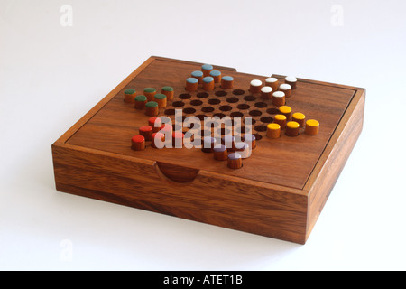 Chinese checkers chevilles couleur sur une planche en bois un jeu de stratégie et de planification