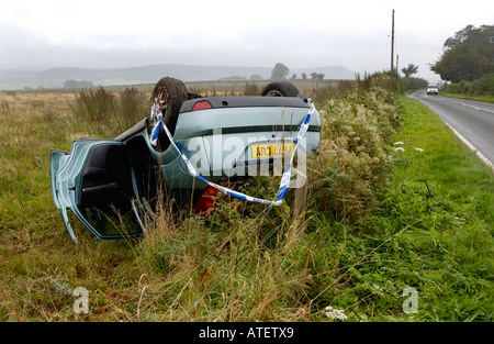 Ford Focus berline à l'envers dans des champs d'un449 road Herefordshire Angleterre Royaume-uni UE GO Banque D'Images