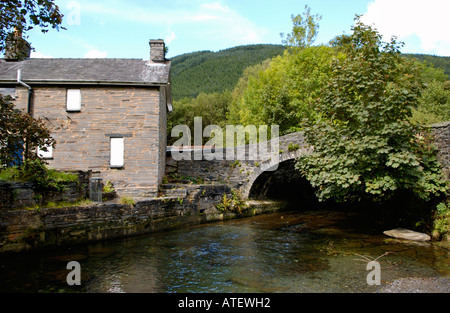 Chambre avec fenêtres placardées à côté de rivière et le pont dans le village de Corris Gwynedd North Wales UK Banque D'Images