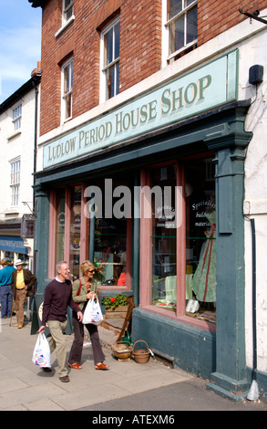 Clients de fenêtre à l'extérieur de magasin en période de Ludlow Ludlow dans le Shropshire England UK Banque D'Images