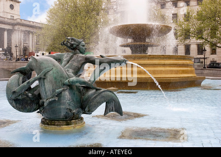 Statue de Sirène de Sir Charles Wheeler dans la fontaine de la place Trafalgar Jellycoe. Les dauphins et les tritons sont des fontaines Banque D'Images