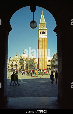 Imposante cathédrale & Bell Tower Place Saint Marc à partir de sous un portique de Venise Veneto Italie du nord nord-est de l'Europe Banque D'Images