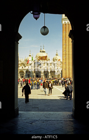 Imposante cathédrale & Bell Tower Place Saint Marc à partir de sous un portique de Venise Veneto Italie du nord nord-est de l'Europe Banque D'Images