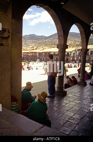 Vue panoramique sur la Plaza de Armas, d'événements historiques des arches en pierre ajouté par espagnols Cusco Pérou Amérique Latine du Sud Banque D'Images