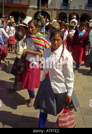 Les femmes autochtones colorés groupe enfants se réunissent place publique de marche de protestation mars Cuzco Pérou Amérique Latine du Sud Banque D'Images