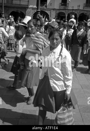 Les populations autochtones du groupe de femmes enfants recueillir place publique de marche de protestation mars Cuzco Pérou Amérique Latine du Sud Banque D'Images