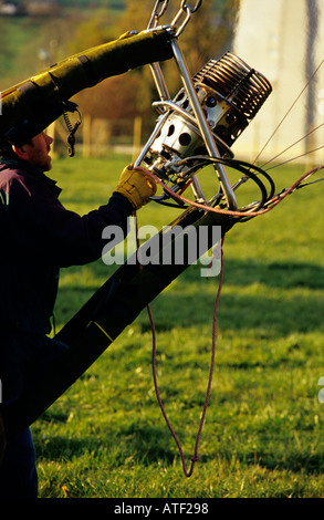 L'homme à l'aide pour remplir le brûleur à air chaud Ballon Banque D'Images