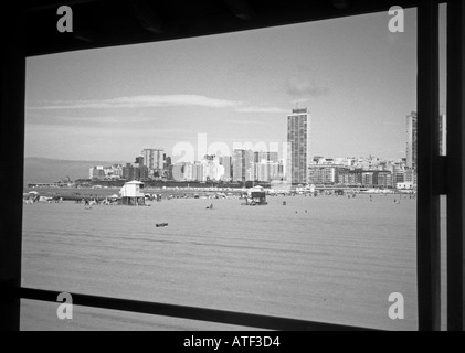 Vue panoramique sur mer et plage à travers la vitre skyline Mar del Plata Argentine Amérique Latine du Sud Banque D'Images