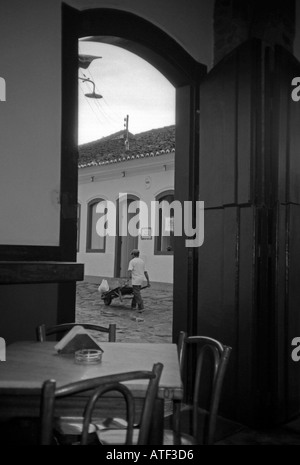 Voir les bâtiments coloniaux caractéristique du paysage et de l'intérieur cafétéria Paraty Rio de Janeiro Brésil Brasil Amérique Latine du Sud Banque D'Images