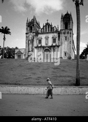 "Le 7ème Jour' vieille homme sénile lean on wood stick marche pass Christian Church Recife Pernambuco Brésil Brasil Amérique Latine du Sud Banque D'Images